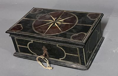 une boîte noire et dorée ornée d'une étoile dorée