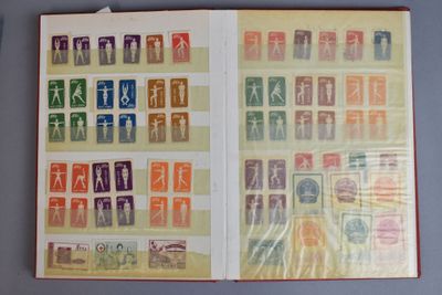 un livre ouvert avec des timbres sur une table