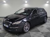 la photo d'une voiture noire sur un sol en damier