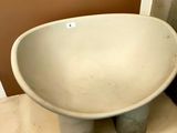 un lavabo blanc posé sur un plan de travail dans une salle de bains