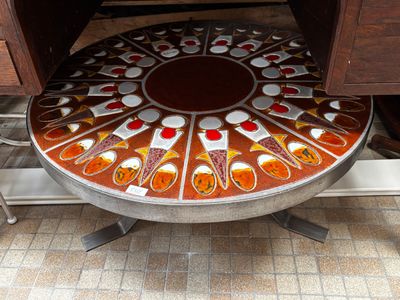 une table ornée d'un motif circulaire