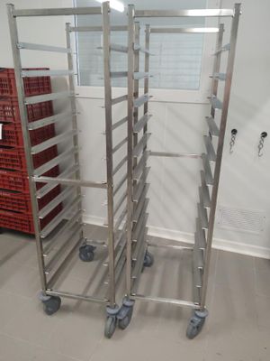 une image représentant un rayonnage métallique sur lequel sont posés plusieurs plateaux