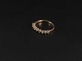 une bague en or sertie de cinq diamants sur un fond noir