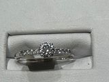 une bague en diamant dans une boîte blanche contenant une bague en diamant