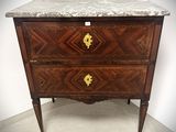 commode ancienne avec dessus en marbre et poignées en laiton