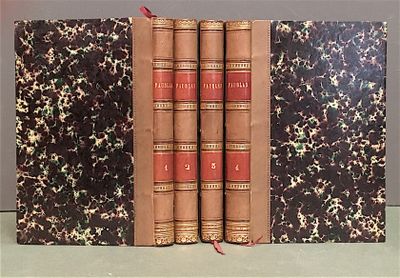 deux vieux livres posés sur une table l'un à côté de l'autre
