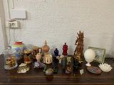 de nombreux vases de toutes sortes posés sur une table décorée de photos