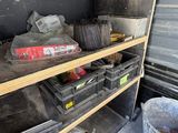 une étagère remplie d'outils et d'autres objets dans un garage