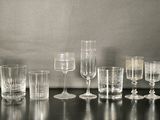 un grand nombre de verres à vin vides posés sur une table