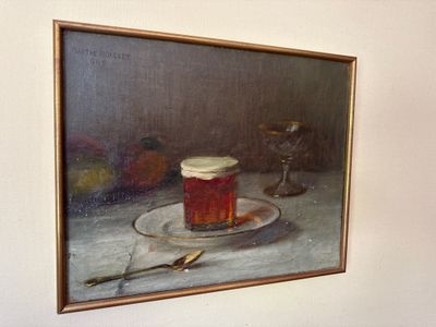 une peinture représentant un pot de confiture posé sur une assiette, sur une table