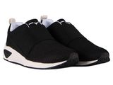 une paire de baskets noires à semelles blanches sur fond blanc
