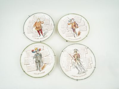 quatre assiettes à motifs différents posées sur une surface blanche