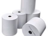 plusieurs rouleaux de papier blanc sont empilés les uns sur les autres