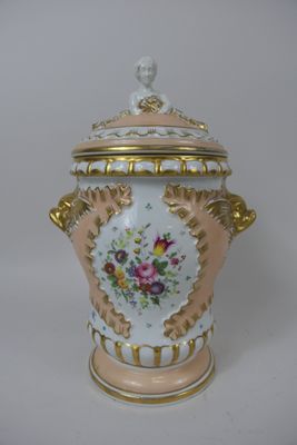 Grand pot couvert en porcelaine à décor polychrome de bouque…