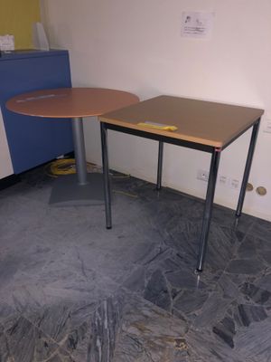 une petite table et une armoire bleue dans une pièce