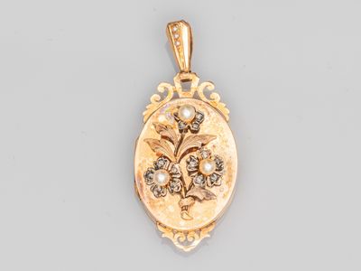 un pendentif en or et diamants représentant une fleur