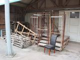 une pièce où il y a beaucoup de chaises et une chaise