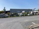 beaucoup de déchets sur le bord de la route