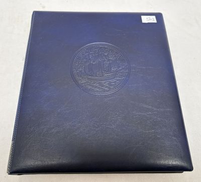 un dossier bleu portant un sceau sur la couverture