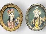 Deux portraits miniatures représentant un homme et une femme sont présentés dans un cadre doré.