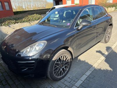 La Porsche Cayenne noire est garée sur le bord de la route.