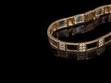 bracelet en or et diamants sur fond noir