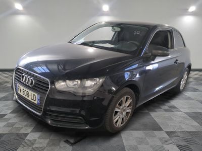 la photo d'une voiture noire garée dans un garage