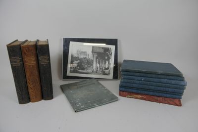 plusieurs livres sont empilés sur une table