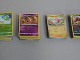 Quatre types différents de cartes Pokémon sont alignées sur une table
