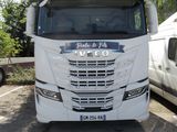 un camion blanc garé à côté d'une camionnette blanche