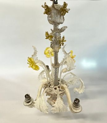 MURANO, attribué à. Lustre à trois bras de lumière en verre …