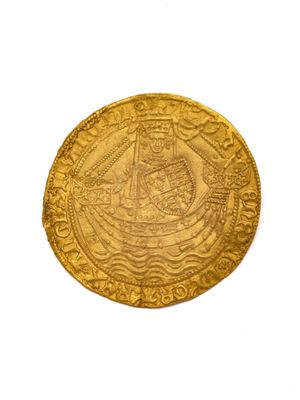 gros plan d'une pièce d'or sur une surface blanche