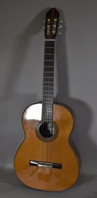 une guitare posée sur une table