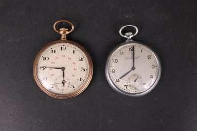 deux types différents de montres de poche sur un fond noir