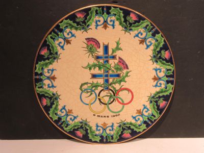 une assiette décorative sur laquelle est représenté un dragon