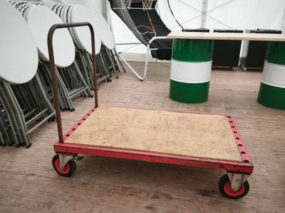 un chariot posé par terre dans une pièce