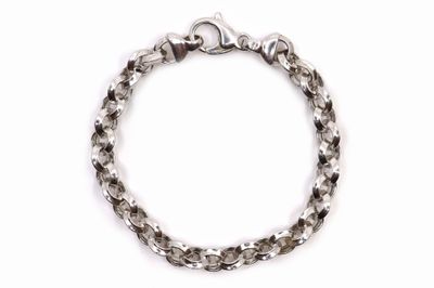 un gros plan d'un bracelet à maillons sur fond blanc