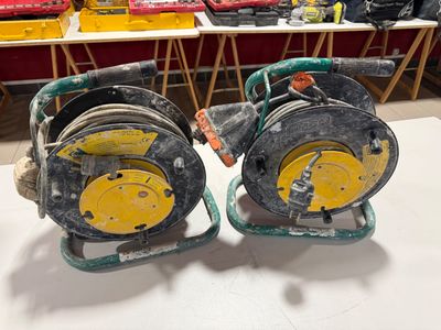 deux tuyaux posés sur une table