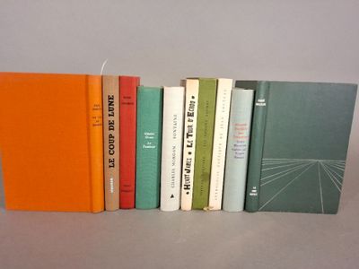 plusieurs livres sont alignés sur une table