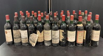 plusieurs bouteilles de vin sont alignées sur une table
