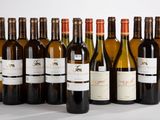 plusieurs bouteilles de vin sont alignées sur une table