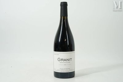 une bouteille de vin posée sur une table
