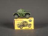 un véhicule militaire miniature posé sur une boîte