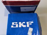 deux cartons de roulements à rouleaux coniques SKF posés sur une table