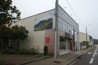 une photo d'un bâtiment au bord de la route
