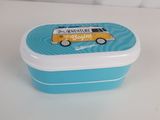 une boîte à repas bleue et blanche sur laquelle est représenté un bus jaune