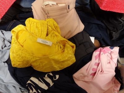 un tas de vêtements qui traîne dans une valise