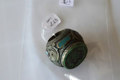 Un sceau en métal argenté avec intaille