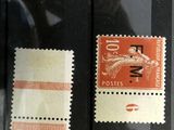 Quatre timbres différents sont exposés dans une vitrine.
