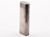 gros plan d'un objet métallique sur une surface blanche